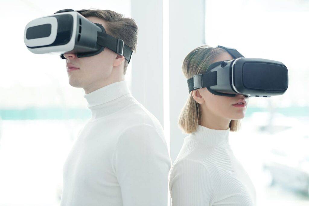 Realidad Virtual vs. Realidad Aumentada en la Visualización Arquitectónica Sin categorizar  young-people-in-virtual-reality-goggles-2023-11-27-05-32-39-utc-1024x683